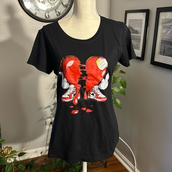 ideal T Tops - Women’s size large, black T-shirt, Nike heart